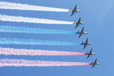 MOSCOW, RUSSIA - 7 Mayıs 2015: Uçuşta duman rengi Rus bayrağı taşıyan bir grup uçak. 2. Dünya Savaşı 'nda 9 Mayıs 70' inci Zafer Günü 'ne adanmış geçit töreninin provası. 7 Mayıs 2015, Moskova. 