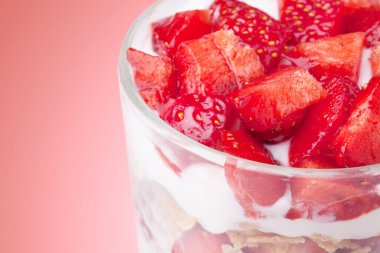 parlak renkli bir arka planda çilekli tatlı.