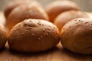 Hamburger için susamlı ev yapımı çörekler. Ev ekmeğinden yapıldı. Doğal ürün. Yaşam tarzı