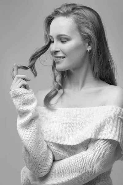 Piękna Młoda Dziewczyna Pozowanie Siedzi Białym Tle Blondynka Białym Swetrze — Zdjęcie stockowe