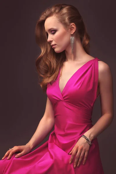 Sexy Mädchen Abendkleid Posiert Vor Dunklem Hintergrund — Stockfoto