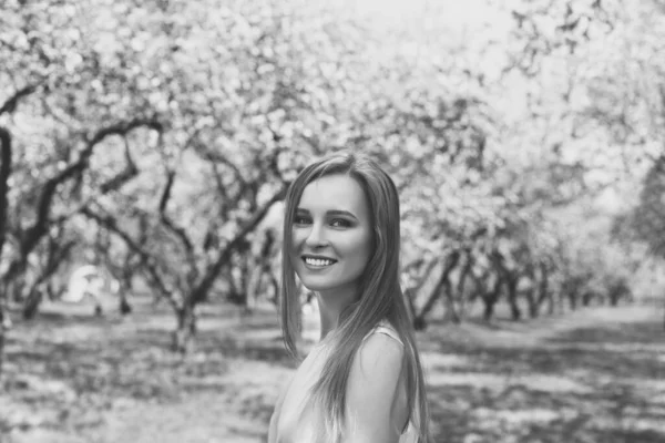 Portrét Mladé Blondýny Modrých Šatech Stromy Květinách — Stock fotografie