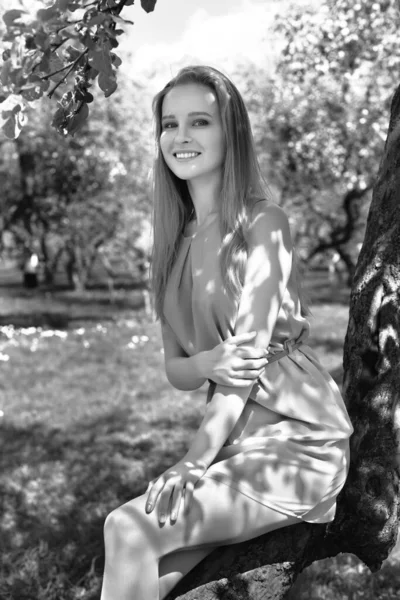 Retrato Una Joven Rubia Con Vestido Azul Árboles Flores —  Fotos de Stock