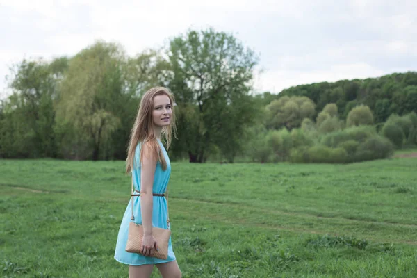 Jovem Linda Menina Loira Vestido Azul Passeio Primavera Parque Esbelto — Fotografia de Stock