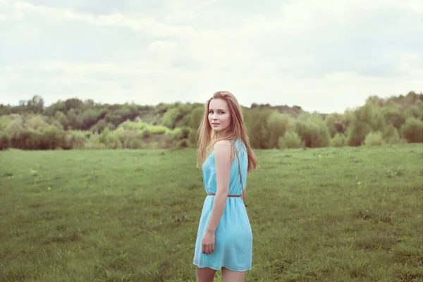 Jovem Linda Menina Loira Vestido Azul Passeio Primavera Parque Esbelto — Fotografia de Stock