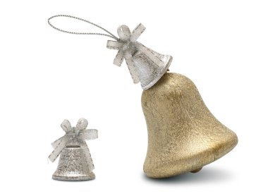 Gümüş ve altın Noel çanı beyaz arka planda izole edilmiş.