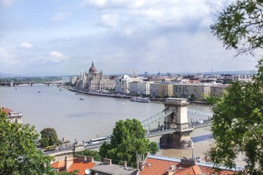 Budapeşte. Macaristan. Tuna nehrinin kıyısındaki şehir manzarası