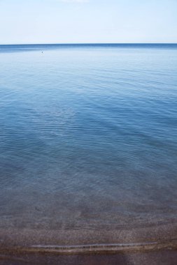 Güzel, sakin, temiz deniz.