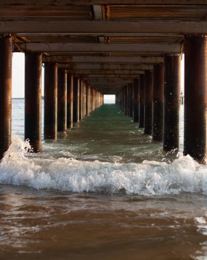 Dalgalar bir demirleme altında destek sütunlarına vuruyor