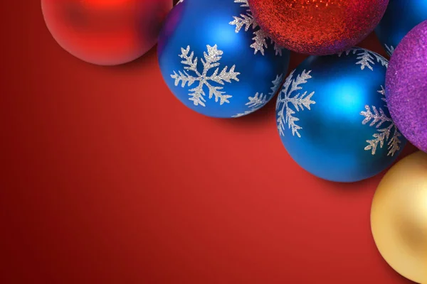 红色背景下的圣诞球 — 图库照片