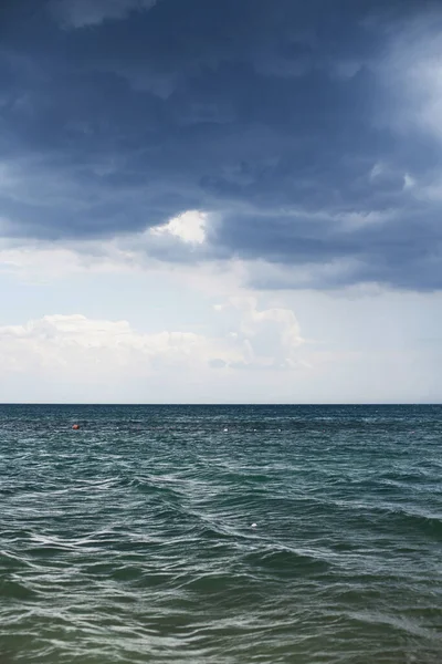 Плохая Погода Море Начинается Шторм Небе Висят Темно Синие Облака — стоковое фото