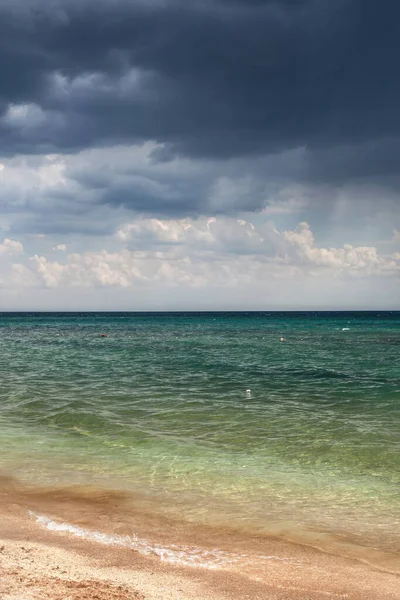 Slecht Weer Een Storm Begint Zee Donkerblauwe Wolken Hangen Lucht — Stockfoto
