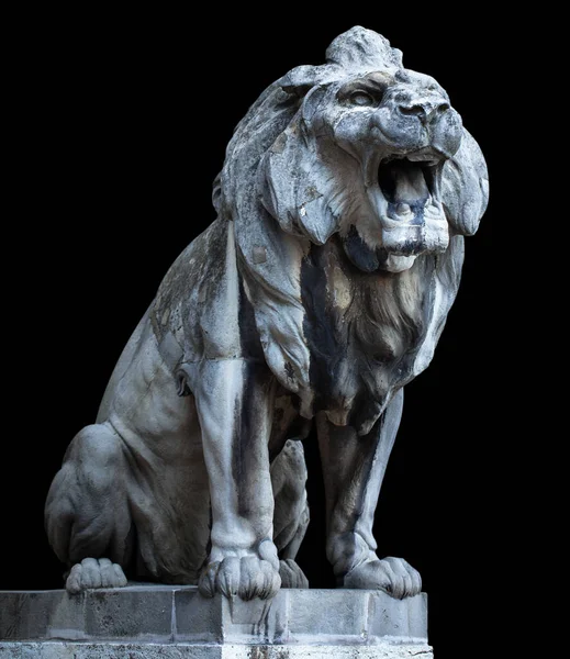 ハンガリー ブダペスト 大きな石のライオンが口を開けて — ストック写真