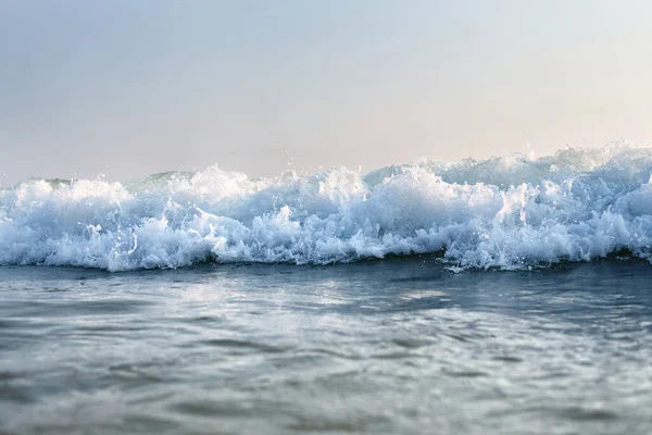 Sea Wave Splashes Surges Beach — Stock Photo, Image