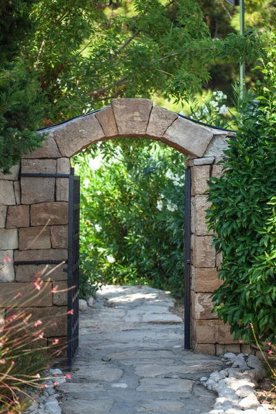 Arco Pietra Tra Alberi Cespugli — Foto Stock