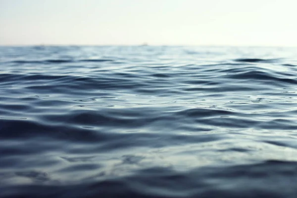Wellen Auf Der Wasseroberfläche Weicher Natürlicher Fotohintergrund Ruhe Und Entspannungskonzept — Stockfoto