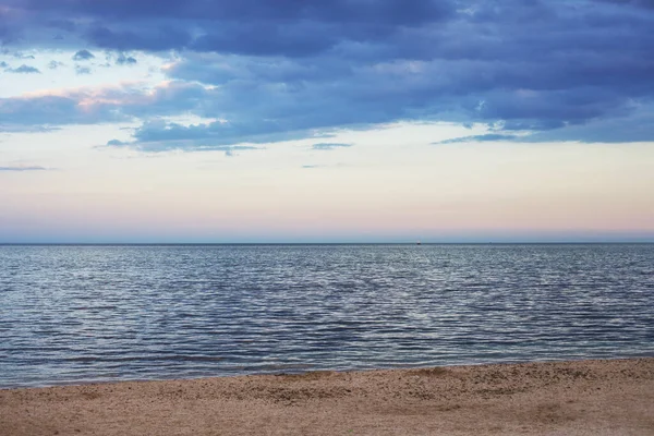 Uitzicht Prachtige Wolken Avond Bij Zonsondergang Vanaf Kust — Stockfoto