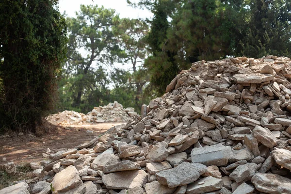 Építési Hulladéklerakó Erdőben Betonkövek Hegyei Környezetszennyezés — Stock Fotó