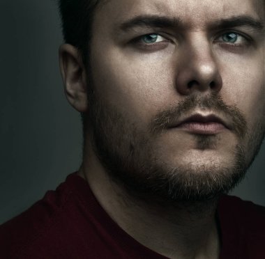 Gri arka plandaki traşlı adamın portresi değil. 