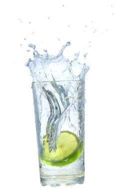 Limon bardağa döküldü ve su beyaza izole edildi.