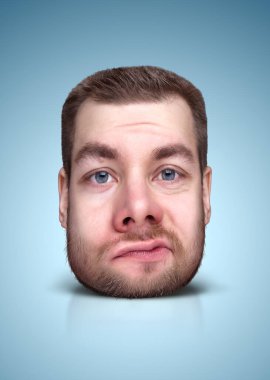 Renkli arka planda bir adamın komik bir portresi.