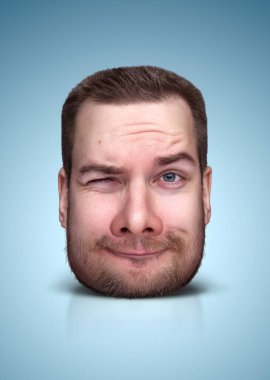 Renkli arka planda bir adamın komik bir portresi.