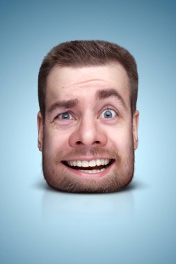 Renkli arka planda bir adamın komik bir portresi.