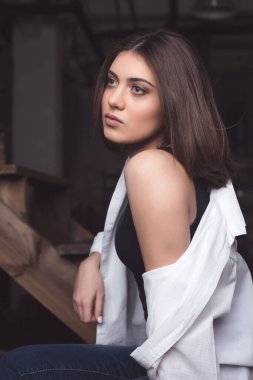 Odadaki güzel bir genç kızın portresi.