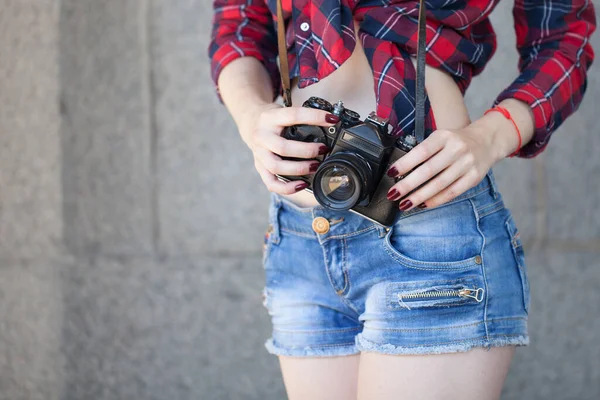 Menina Shorts Uma Camisa Vermelha Com Uma Câmera Retro Suas — Fotografia de Stock