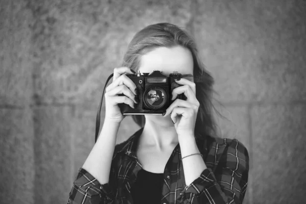 Fille Short Une Chemise Rouge Avec Une Caméra Rétro Dans — Photo