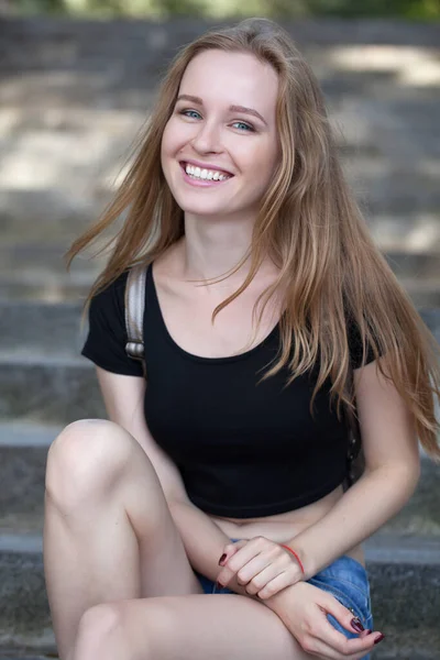 Fiatal Lány Rövidnadrágban Leül Lépcsőn Érzelmi Portré Életstílus — Stock Fotó