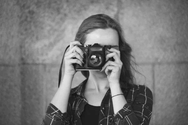 Ragazza Pantaloncini Una Camicia Rossa Una Gabbia Con Una Fotocamera — Foto Stock