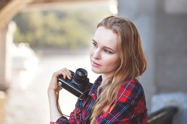 Şortlu Bir Kız Elinde Retro Kamerayla Kafeste Kırmızı Bir Gömlek — Stok fotoğraf