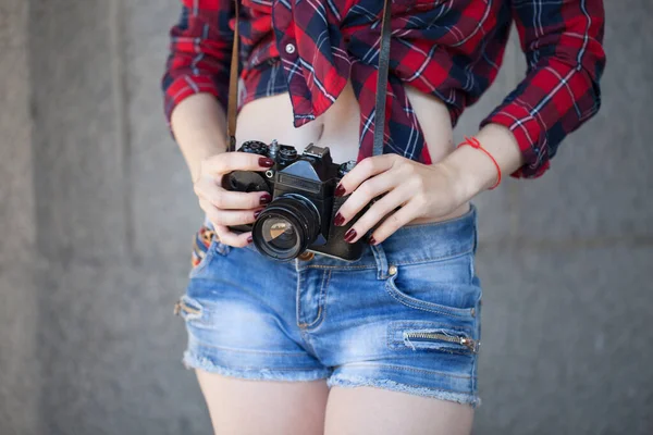 Menina Shorts Uma Camisa Vermelha Uma Gaiola Com Uma Câmera — Fotografia de Stock