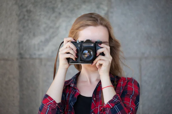 Menina Shorts Uma Camisa Vermelha Uma Gaiola Com Uma Câmera — Fotografia de Stock