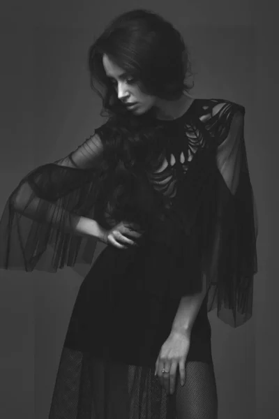 Junge Schlanke Mädchen Schwarzen Sexy Modisches Kleid Posiert Studio Lange — Stockfoto