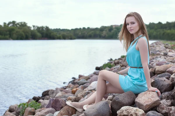 Jovem Linda Menina Loira Sentada Nas Rochas Margem Rio — Fotografia de Stock