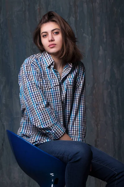 Portré Egy Gyönyörű Fiatal Lányról Szobában — Stock Fotó