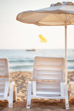 Bedava güneş şezlongları ve kumsalda güneşlenme yatakları. parlak yumuşak fotoğraf