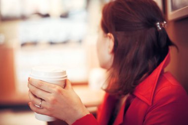 Kafede çay içen bir kız, yumuşak bir geçmişi var. bunaltıcı