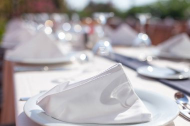 Açık hava restoranı, yumuşak arka plan, şık ve güzel bir dekor.