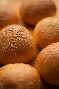 Hamburger için susamlı ev yapımı çörekler. Ev ekmeğinden yapıldı. Doğal ürün. Yaşam tarzı