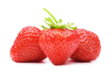 Beyaz arka planda üç lezzetli çilek.