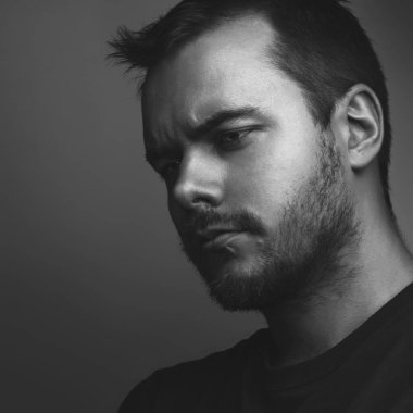 Gri arka plandaki traşlı adamın portresi değil. 