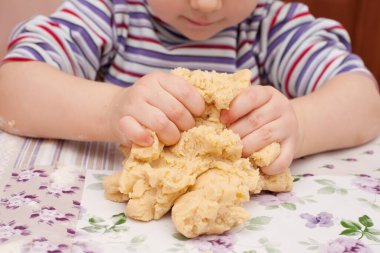 Masada kuru üzümlü ev yapımı kurabiyeler. Kızı annesinin yemek yapmasına yardım eder..