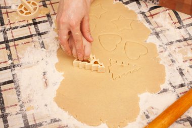 Masada kuru üzümlü ev yapımı kurabiyeler. Şekiller: daire, yıldız, ağaç, kalp.