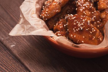 Tavuk kanadı: bal, susam, zencefil. Tahta bir masada..