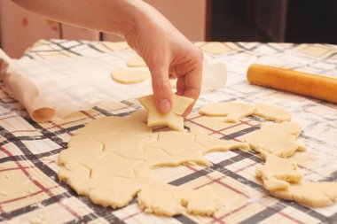 Masada kuru üzümlü ev yapımı kurabiyeler. Şekiller: daire, yıldız, ağaç, kalp.