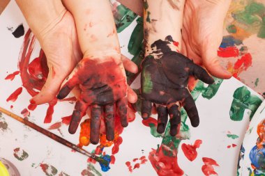 Yukarıdan bak. Çocuk elleri boyaya bulanmıştı. Bodyart