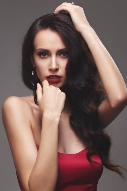 Kırmızı elbiseli sıska kız. Stüdyoda lüks moda